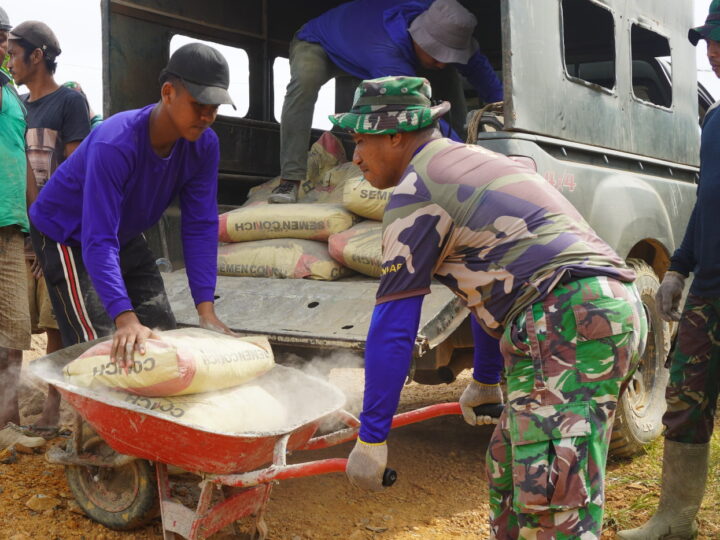 Anggota Satgas TMMD Reguler ke-127 Kodim 1015/Sampit Turunkan Semen Untuk Pembuatan Siring Badan Jalan