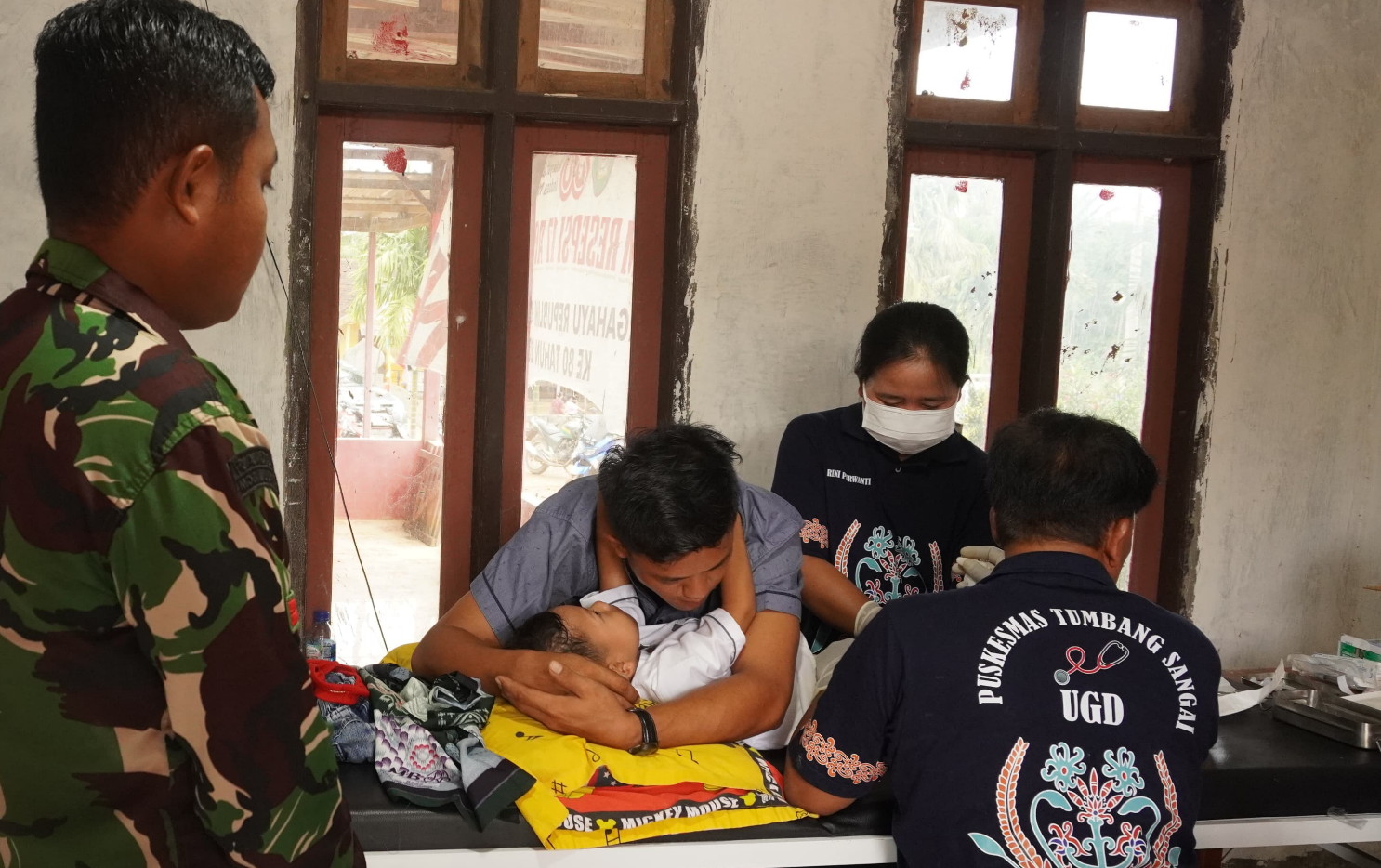 Satgas TMMD Reguler ke-127 Gelar Sunat Masal Di Kantor Kelurahan Tri Buana