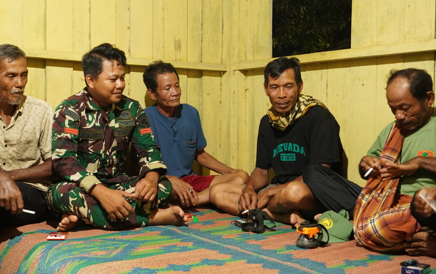 Anggota Satgas TMMD Reg Ke-127 Kodim 1015/Sampit Ikut Melaksanakan Ronda