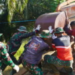 Satgas TMMD Reg Ke-127 Bekerjasama Untuk Memindahkan Mesin Molen