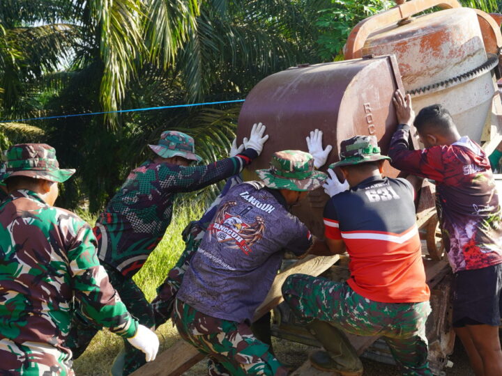 Satgas TMMD Reg Ke-127 Bekerjasama Untuk Memindahkan Mesin Molen