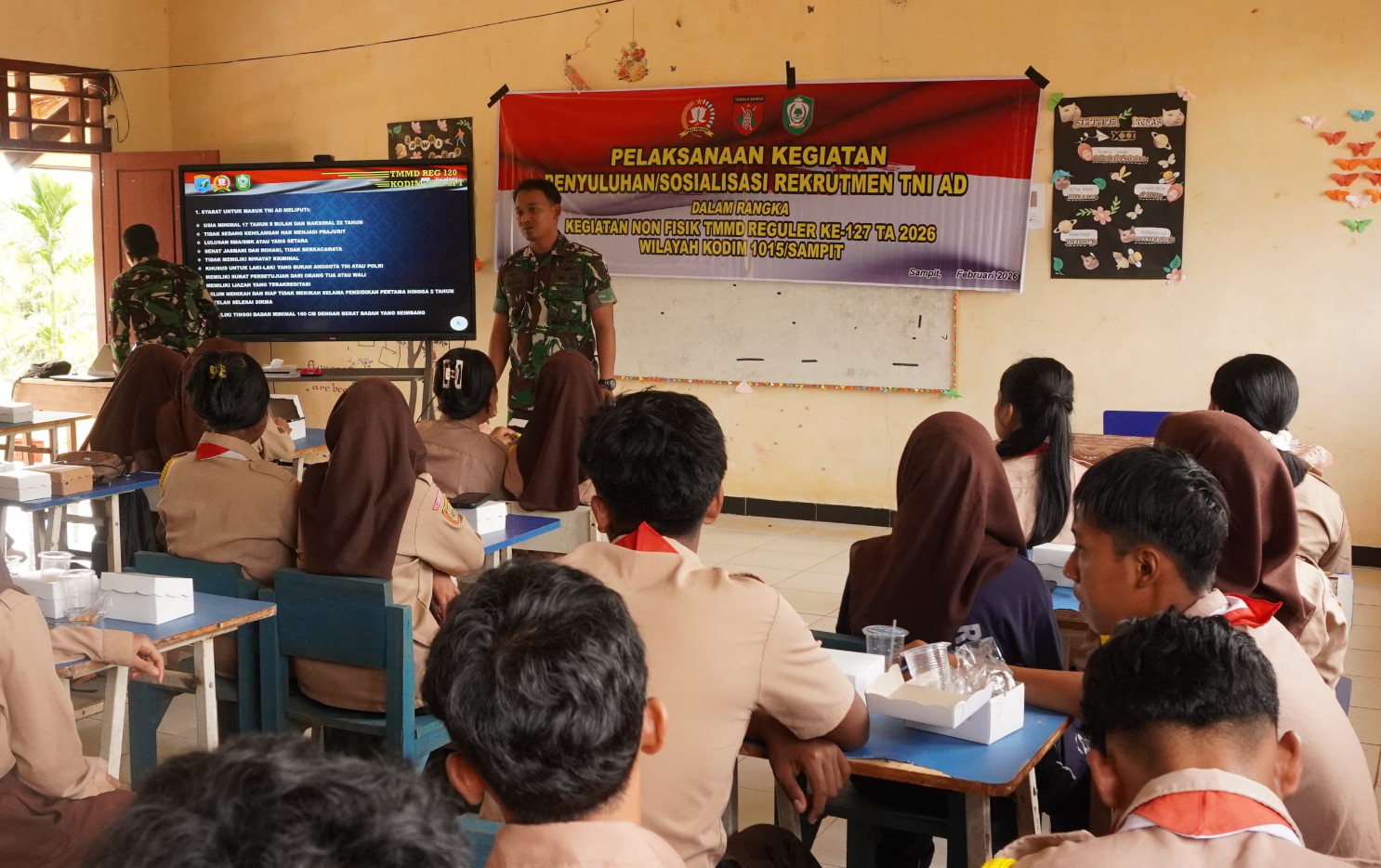 Semangat Bela Negara Satgas TMMD Reguler ke-127 Kodim 1015/Sampit Gelar Sosialisasi Rekrutmen TNI-AD