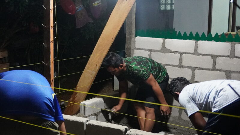 Satgas TMMD Reguler ke-127 Lembur Bangun MCK Dan Tempat Wudhu Di Mushola Mudalil Muttakin