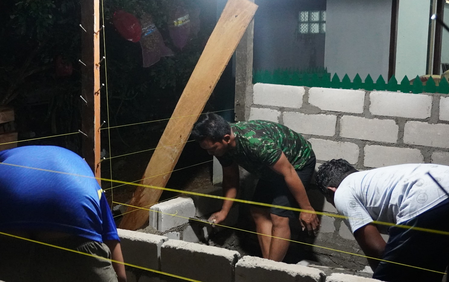 Satgas TMMD Reguler ke-127 Lembur Bangun MCK Dan Tempat Wudhu Di Mushola Mudalil Muttakin