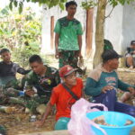 Tak Ada Jarak TNI dan Warga Masyarakat Nikmati Istrahat Siang Bersama di Lokasi TMMD Reg ke127 Kodim 1015/Sampit