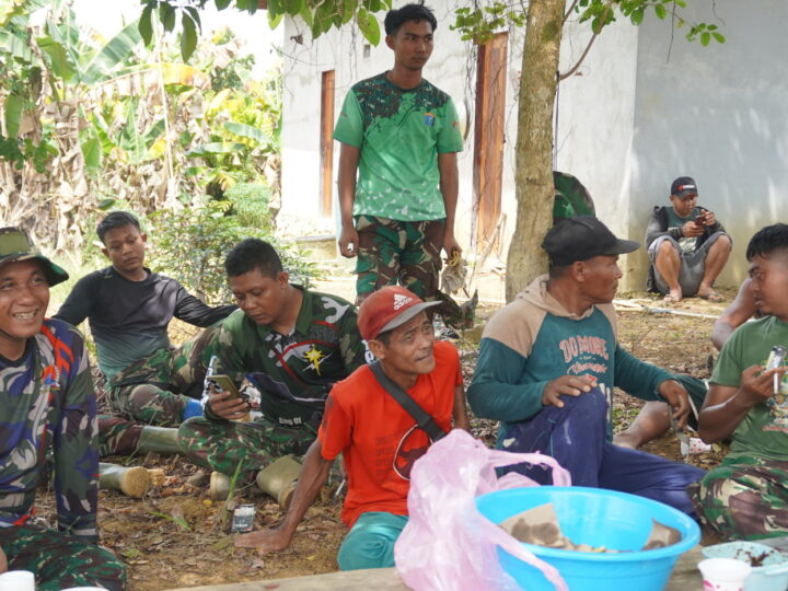 Tak Ada Jarak TNI dan Warga Masyarakat Nikmati Istrahat Siang Bersama di Lokasi TMMD Reg ke127 Kodim 1015/Sampit