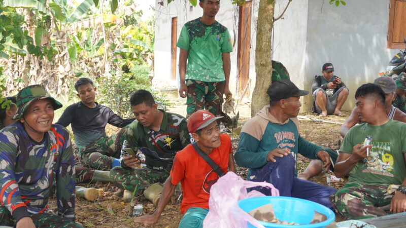 Tak Ada Jarak TNI dan Warga Masyarakat Nikmati Istrahat Siang Bersama di Lokasi TMMD Reg ke127 Kodim 1015/Sampit