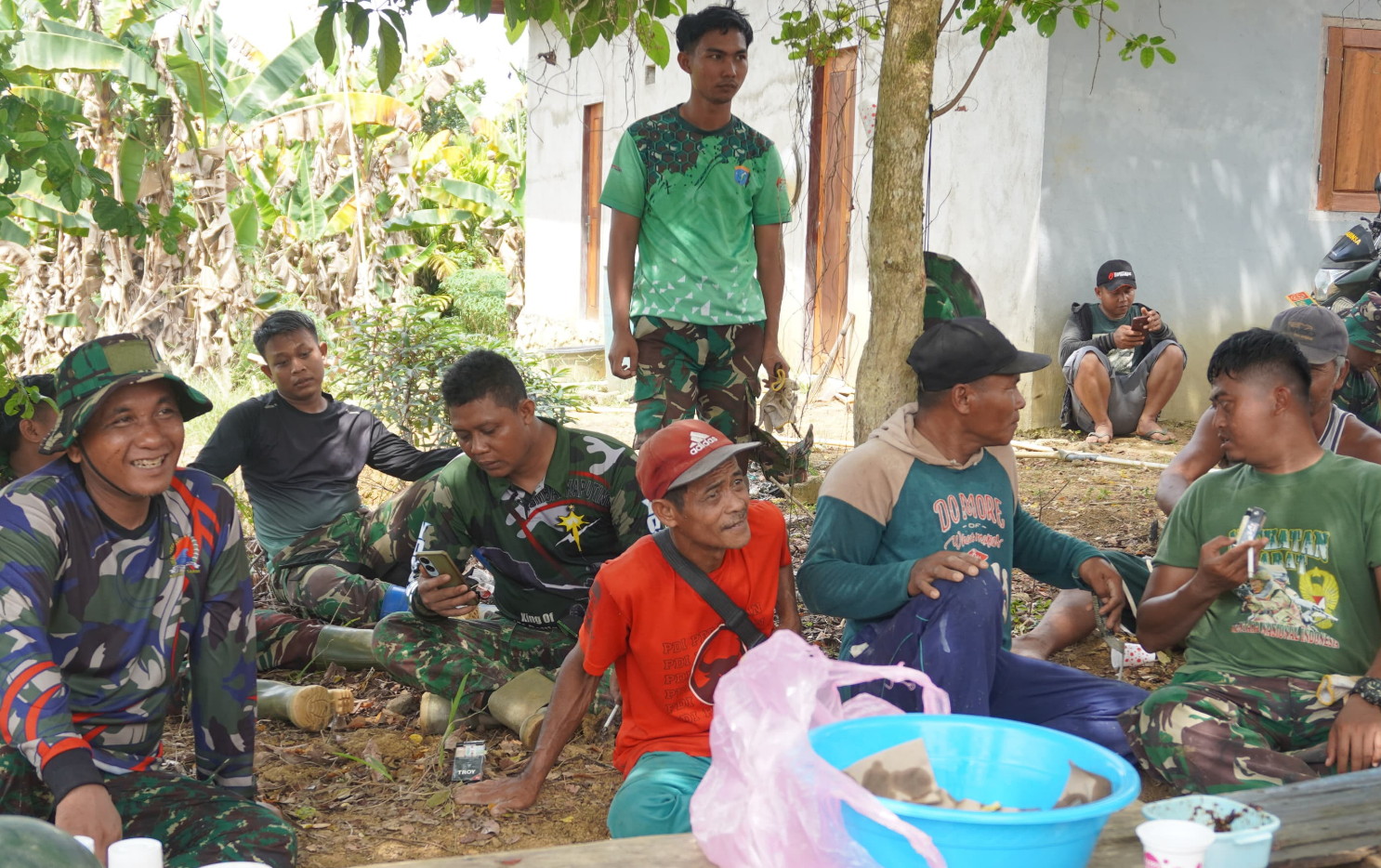 Tak Ada Jarak TNI dan Warga Masyarakat Nikmati Istrahat Siang Bersama di Lokasi TMMD Reg ke127 Kodim 1015/Sampit