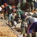 Satgas TMMD Reguler ke-127 Kodim 1015/Sampit Pasang Batu Siring