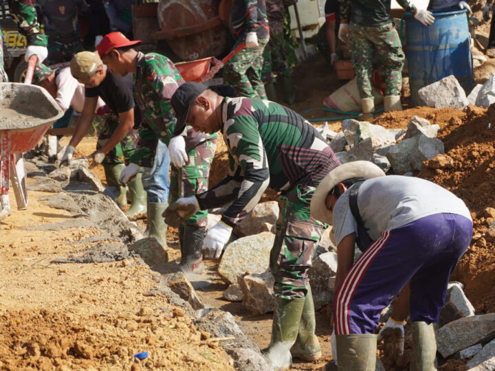 Satgas TMMD Reguler ke-127 Kodim 1015/Sampit Pasang Batu Siring