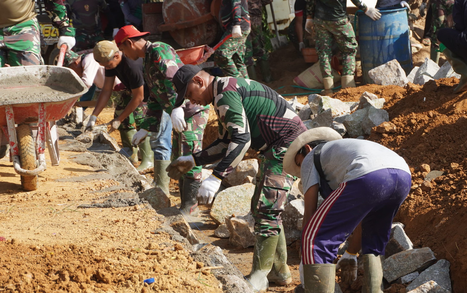 Satgas TMMD Reguler ke-127 Kodim 1015/Sampit Pasang Batu Siring