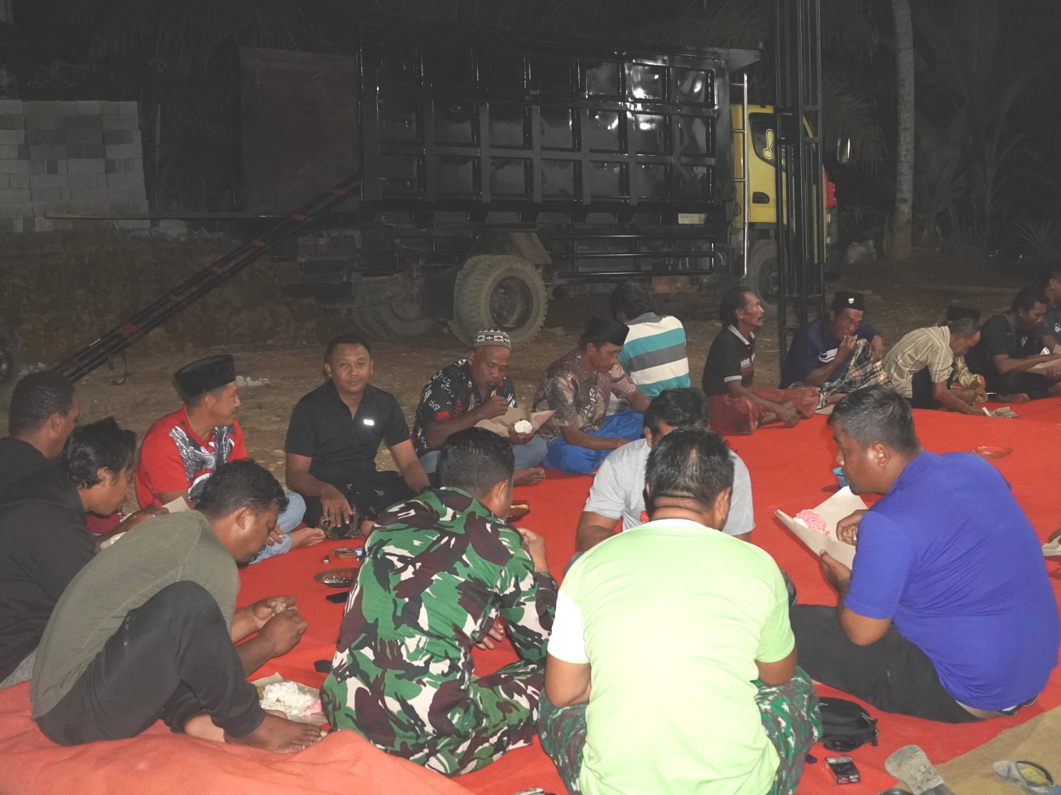 Terjalin Keakraban Dengan Warga, Satgas TMMD Reguler ke-127 Saat Makan Malam Bersama