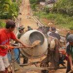 Hangatnya Kebersamaan, Canda Tawa Warnai Gotong Royong Satgas TMMD Reguler ke-127