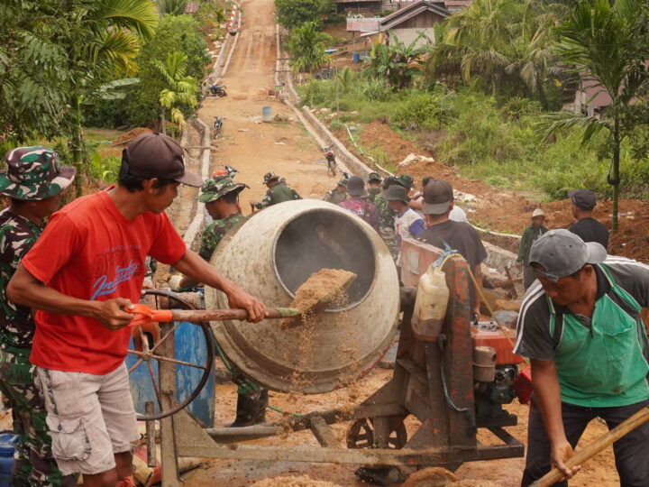 Hangatnya Kebersamaan, Canda Tawa Warnai Gotong Royong Satgas TMMD Reguler ke-127