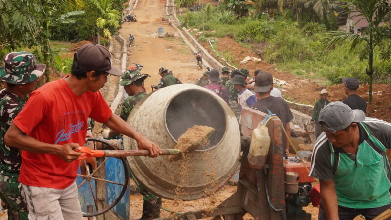 Hangatnya Kebersamaan, Canda Tawa Warnai Gotong Royong Satgas TMMD Reguler ke-127