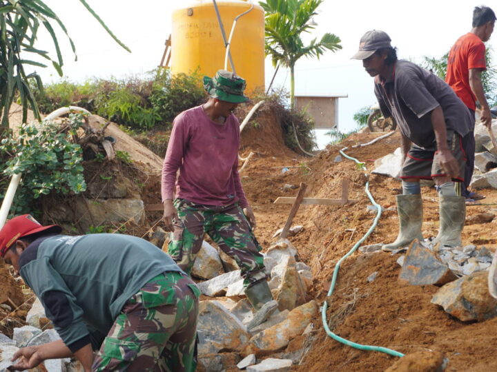 Tak Kenal Lelah, Meski Hari Libur Satgas TMMD Tetap Semangat Bekerja.