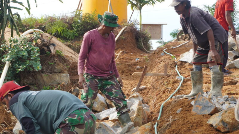 Tak Kenal Lelah, Meski Hari Libur Satgas TMMD Tetap Semangat Bekerja.