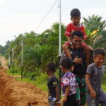 Keakraban Anggota Satgas TMMD Reg Ke-127 Kodim 1015/Sampit Bersama Anak – Anak