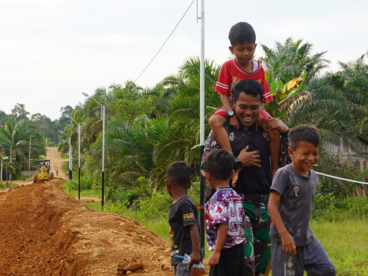 Keakraban Anggota Satgas TMMD Reg Ke-127 Kodim 1015/Sampit Bersama Anak – Anak