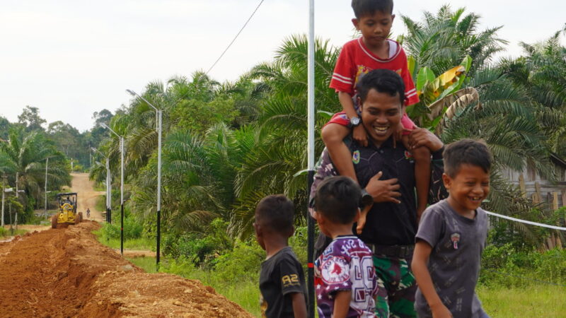 Keakraban Anggota Satgas TMMD Reg Ke-127 Kodim 1015/Sampit Bersama Anak – Anak