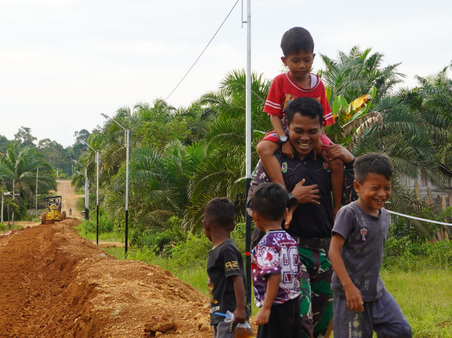 Keakraban Anggota Satgas TMMD Reg Ke-127 Kodim 1015/Sampit Bersama Anak – Anak