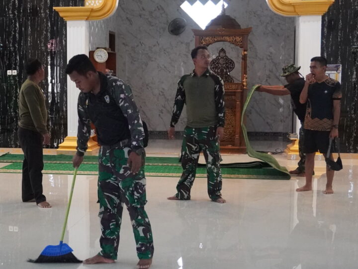 Sambut Bulan Suci Ramadhan Anggota Satgas TMMD Reg Ke-127 Membersihkan Masjid