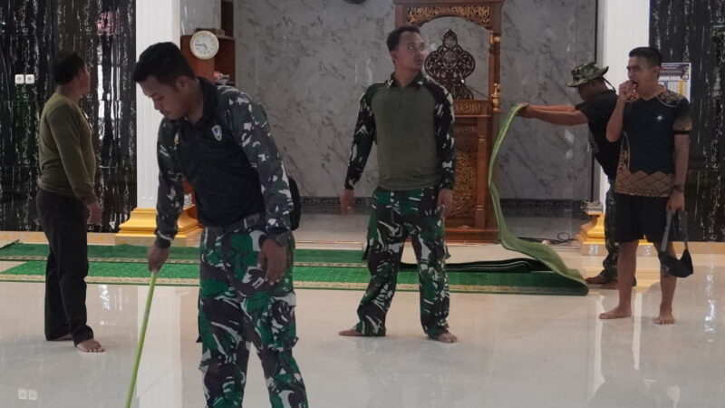 Sambut Bulan Suci Ramadhan Anggota Satgas TMMD Reg Ke-127 Membersihkan Masjid