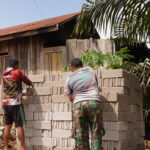 Guna mendukung Kelancaran, Anggota Satgas TMMD Reg Ke-127 Kodim 1015/Sampit Angkut Batako Pakai Mobil Dinas