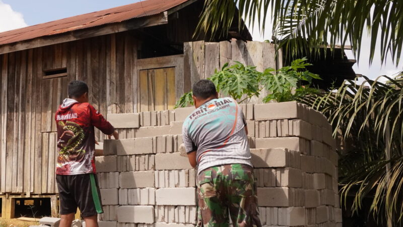 Guna mendukung Kelancaran, Anggota Satgas TMMD Reg Ke-127 Kodim 1015/Sampit Angkut Batako Pakai Mobil Dinas