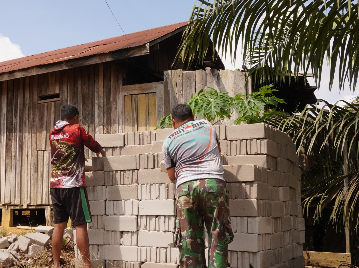 Guna mendukung Kelancaran, Anggota Satgas TMMD Reg Ke-127 Kodim 1015/Sampit Angkut Batako Pakai Mobil Dinas