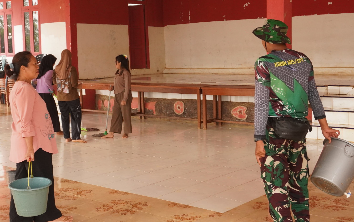 Anggota Satgas TMMD Reguler ke-127 Melaksanakan Penyiapan Tempat Kegiatan Sunat Massal