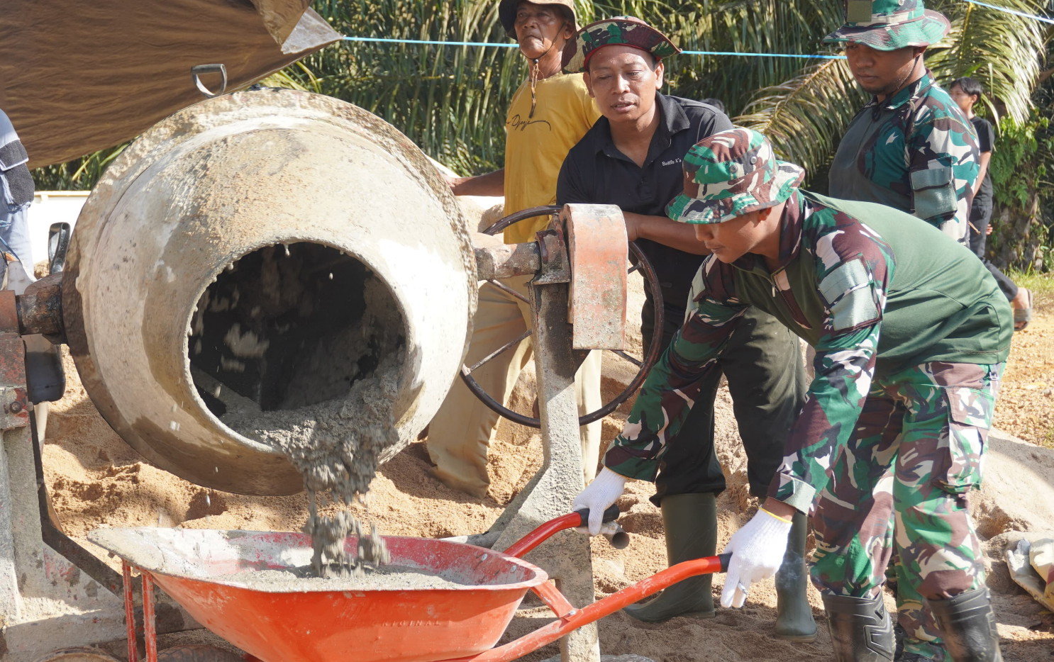 Antusias Warga Dalam Membantu Pengerjaan Sasaran Fisik Satgas TMMD ke 127 Kodim 1015/Sampit