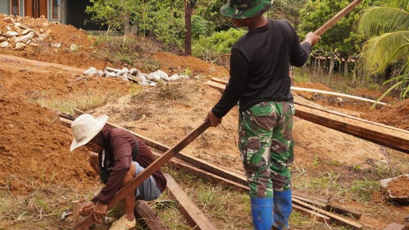 Satgas TMMD Reguler ke 127 Kodim 1015/Sampit Bantu Warga Mendirikan Tiang Rumah