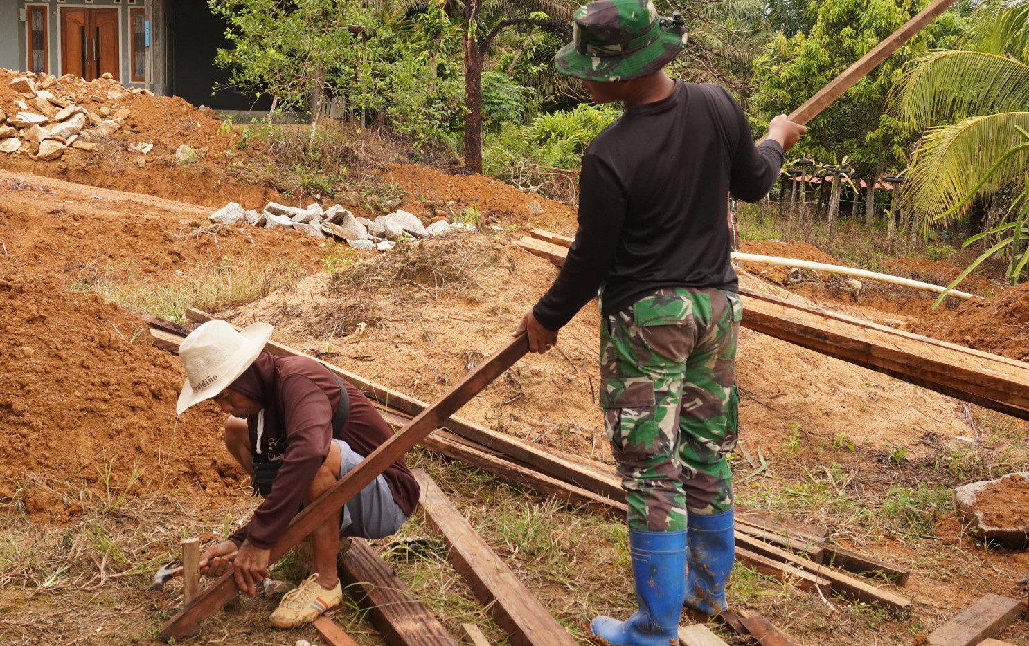 Satgas TMMD Reguler ke 127 Kodim 1015/Sampit Bantu Warga Mendirikan Tiang Rumah