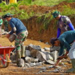 Satgas TMMD Reg ke-127 Kodim 1015/Sampit Bahu Membahu Angkut Batu Belah