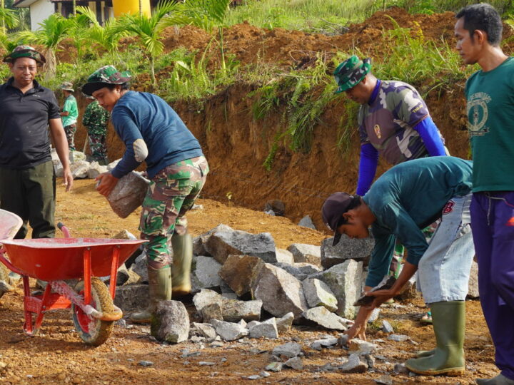 Satgas TMMD Reg ke-127 Kodim 1015/Sampit Bahu Membahu Angkut Batu Belah