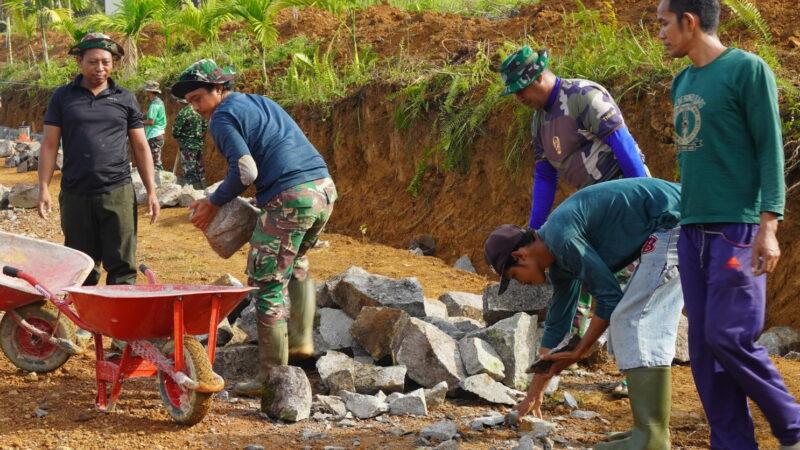 Satgas TMMD Reg ke-127 Kodim 1015/Sampit Bahu Membahu Angkut Batu Belah