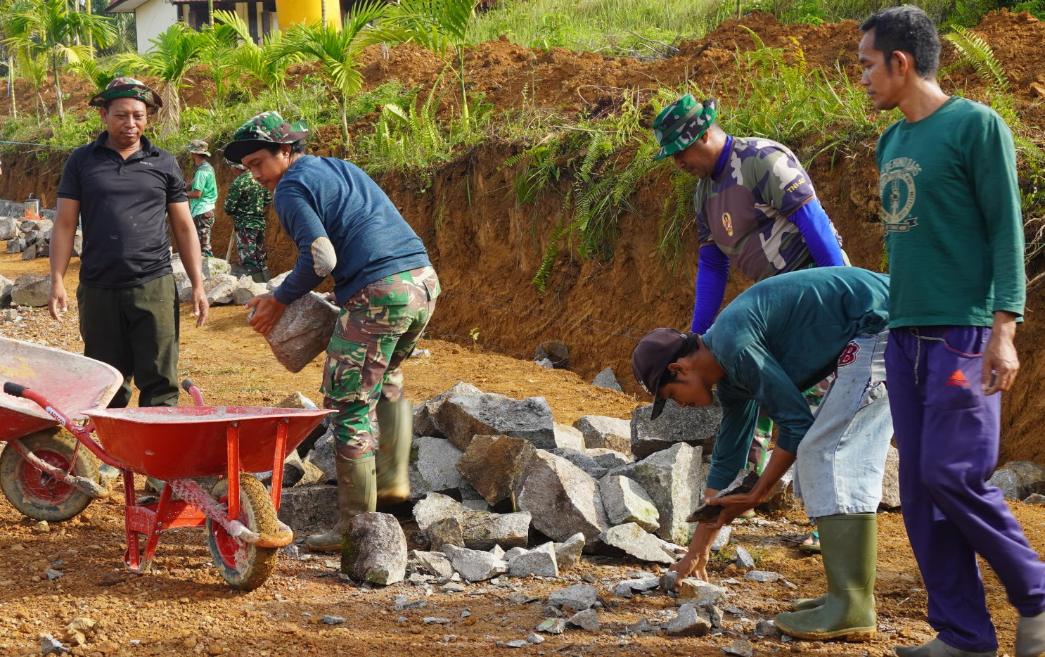 Satgas TMMD Reg ke-127 Kodim 1015/Sampit Bahu Membahu Angkut Batu Belah