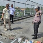 Gara-gara Lubang Ambles, Pengguna Jalan Nyaris Jatuh di Sambungan Overpass Tanggulangin