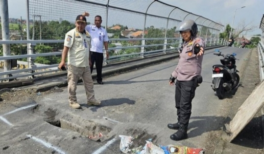 Gara-gara Lubang Ambles, Pengguna Jalan Nyaris Jatuh di Sambungan Overpass Tanggulangin