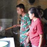 Keakraban Anggota Satgas TMMD Reg Ke-127 Bantu Masak di Dapur
