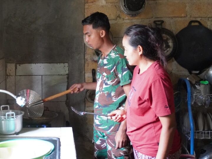 Keakraban Anggota Satgas TMMD Reg Ke-127 Bantu Masak di Dapur