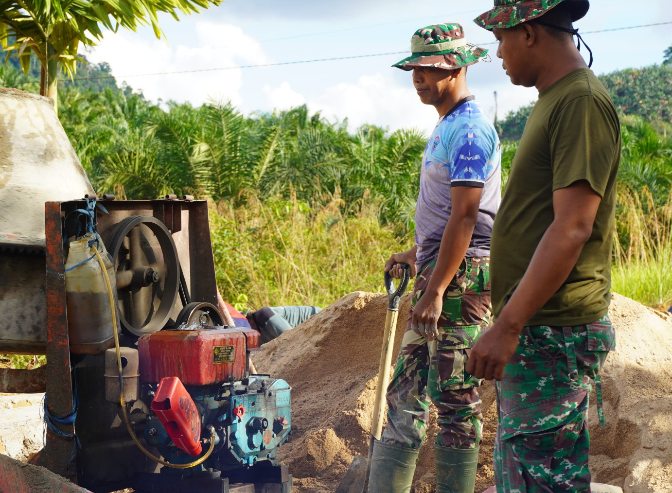 Deru Mesin Molen Jadi Temen Setia Anggota Satgas TMMD Reguler ke-127