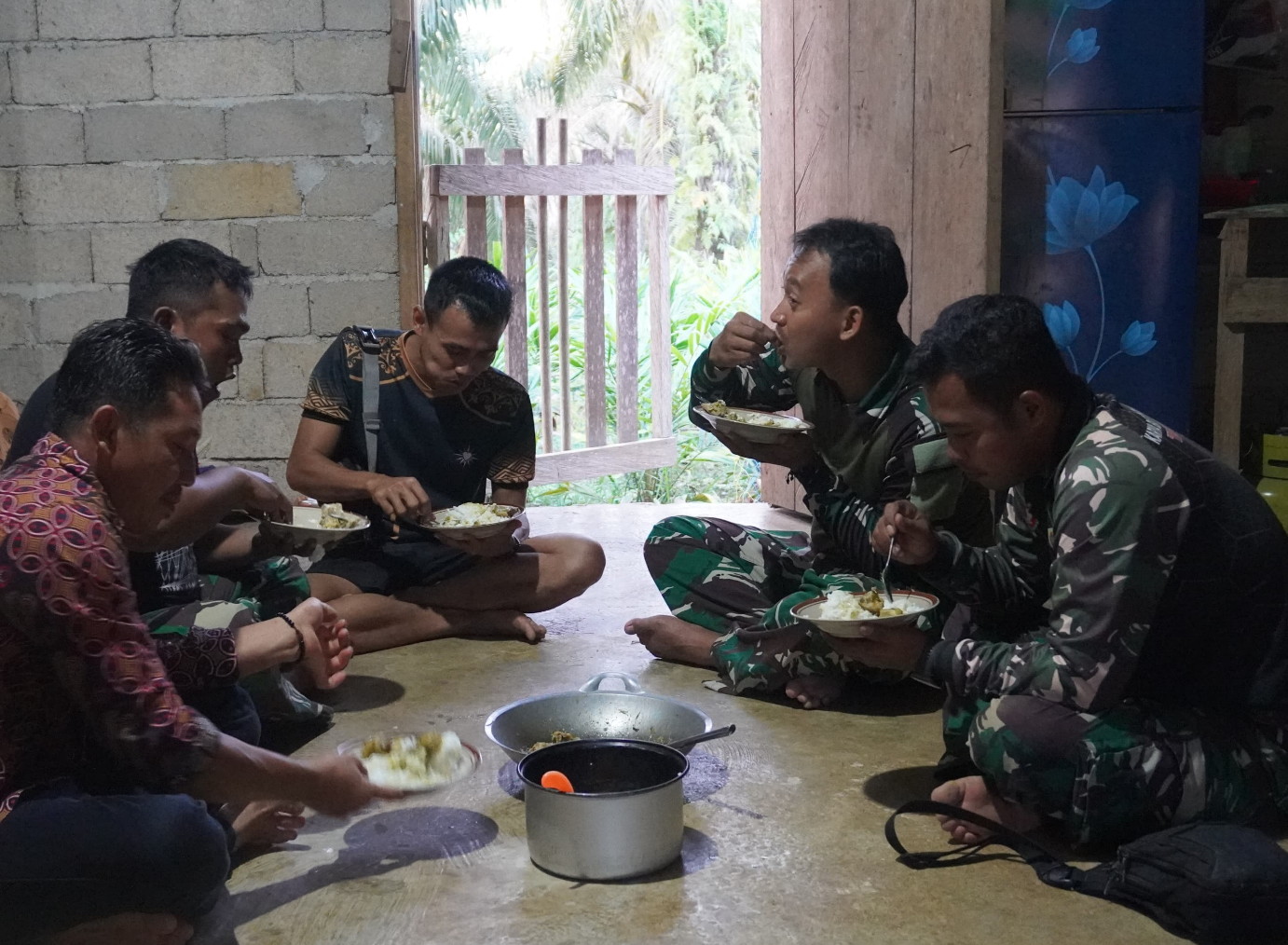 Satgas TMMD Reguler ke-127 Kodim 1015/Sampit Buka Bersama Orang Tua Asuhnya