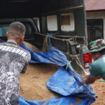 Percepat Pembangunan MCK, Satgas TMMD Reguler ke-127 Kodim 1015/Sampit Luncurkan Material di Titik Sasaran