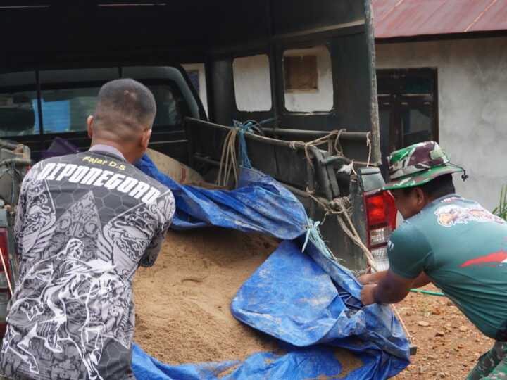 Percepat Pembangunan MCK, Satgas TMMD Reguler ke-127 Kodim 1015/Sampit Luncurkan Material di Titik Sasaran