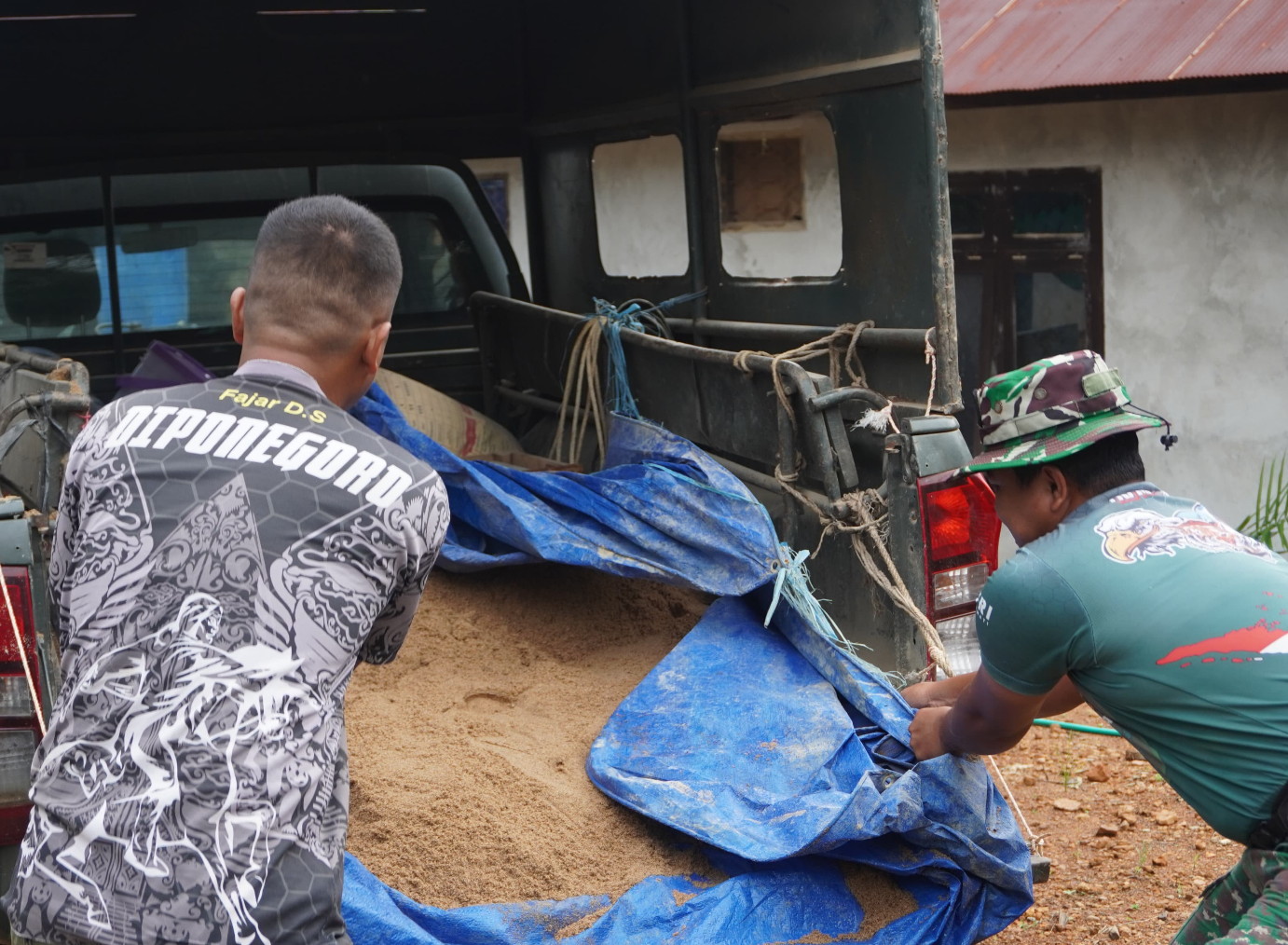 Percepat Pembangunan MCK, Satgas TMMD Reguler ke-127 Kodim 1015/Sampit Luncurkan Material di Titik Sasaran