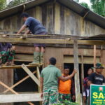 Mulai Dikerjakan, Satgas TMMD Reguler ke-127 Kodim 1015/Sampit Bongkar Atap Rumah Milik Bapak Sumardi