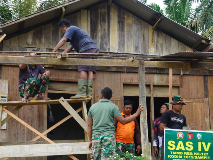 Mulai Dikerjakan, Satgas TMMD Reguler ke-127 Kodim 1015/Sampit Bongkar Atap Rumah Milik Bapak Sumardi