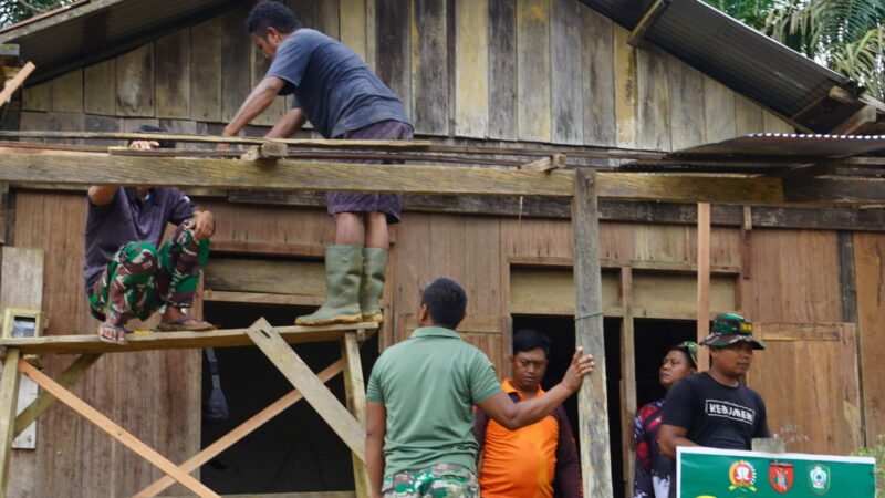 Mulai Dikerjakan, Satgas TMMD Reguler ke-127 Kodim 1015/Sampit Bongkar Atap Rumah Milik Bapak Sumardi